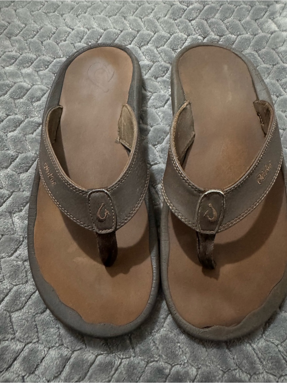 Olukai Men’s Brown and Tan Leather-Style Flip Flops